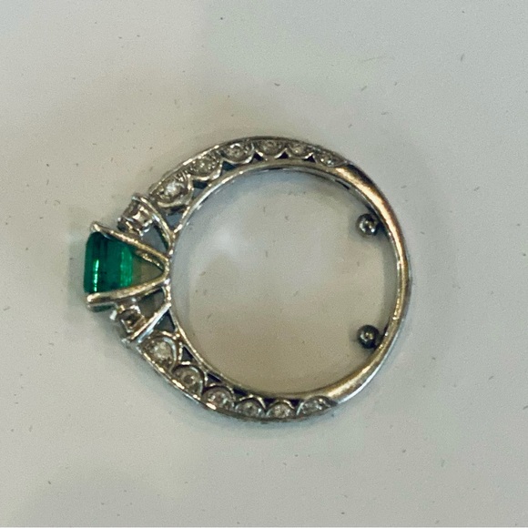 Orianne….Natural diamonds and natural emerald ring on 14ct white gold - Picture 5 of 13